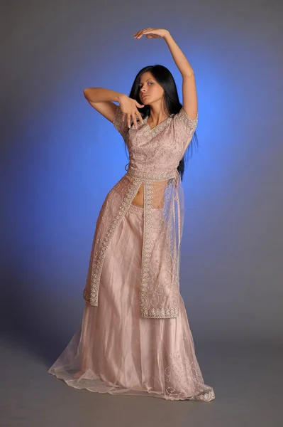 Chica en vestido oriental — Foto de Stock