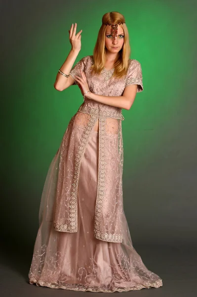 Doğu elbiseli kız — Stok fotoğraf