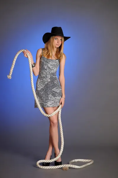 Mädchen mit Cowboyhut und kurzem Kleid — Stockfoto