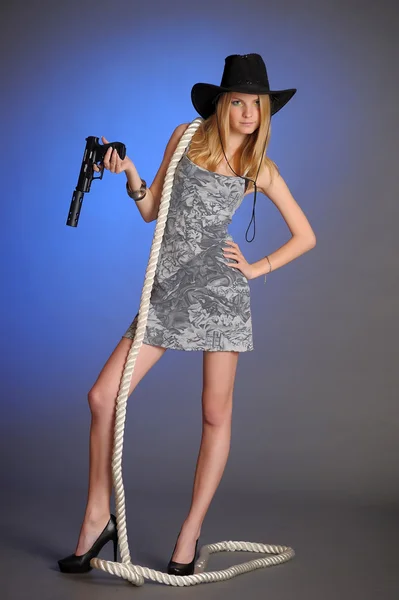 Mädchen mit Cowboyhut und kurzem Kleid — Stockfoto