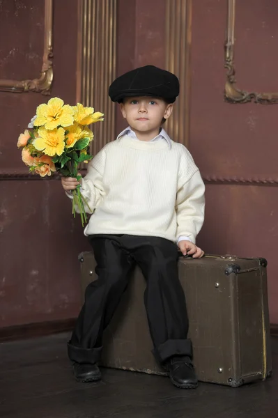 自分たちの手で花付きキャップを着て小さな男の子 — ストック写真