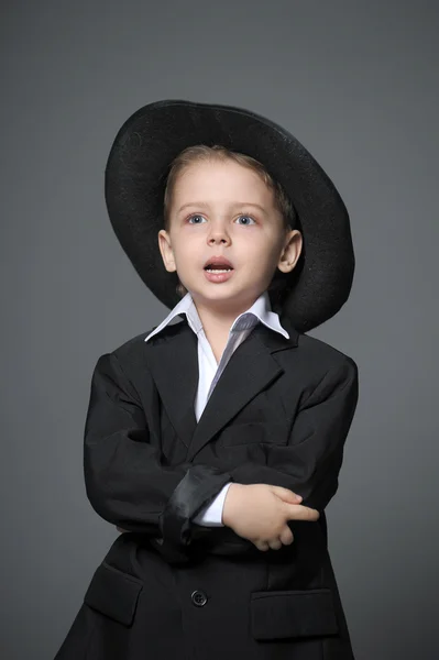 Bambino e un cappello — Foto Stock