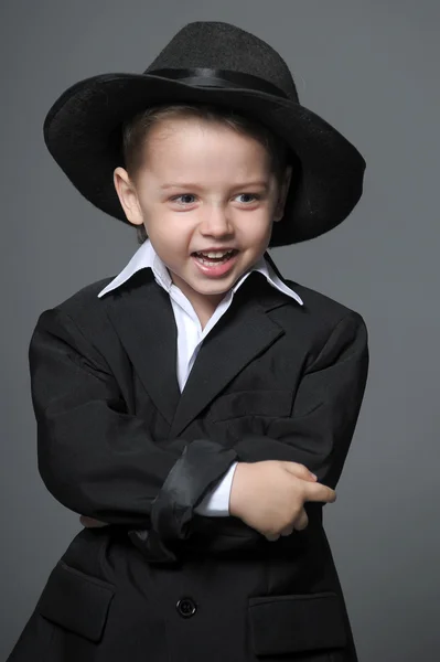 Μικρό αγόρι και ένα καπέλο — Φωτογραφία Αρχείου