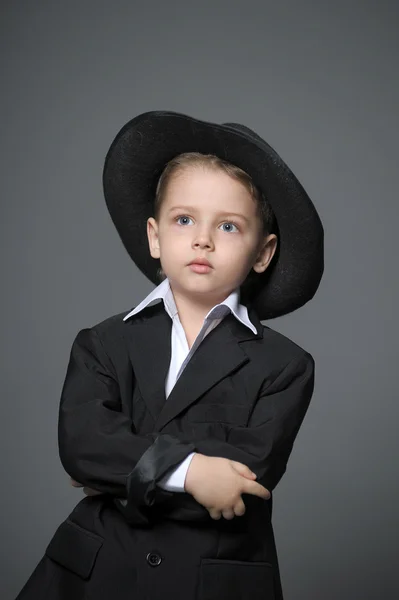 Pieni poika ja hattu — kuvapankkivalokuva