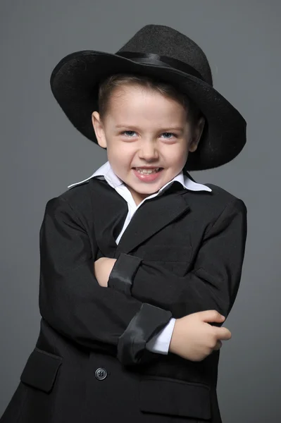 Niño pequeño y un sombrero — Foto de Stock
