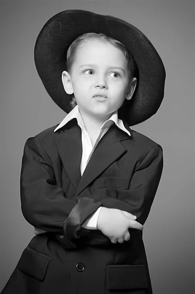 Niño pequeño y un sombrero —  Fotos de Stock