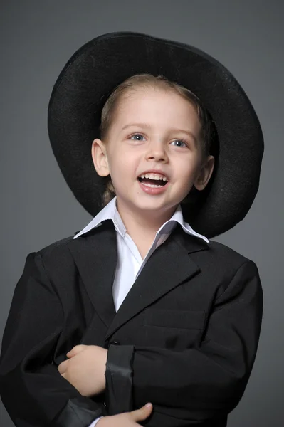 Kleine jongen en een hoed — Stockfoto