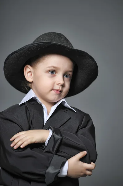 Маленький мальчик и шляпа — стоковое фото