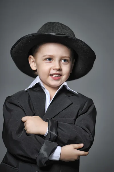 Niño pequeño y un sombrero —  Fotos de Stock