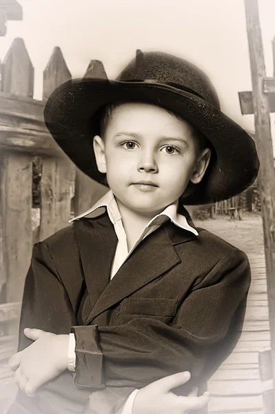 Niño pequeño y un sombrero — Foto de Stock