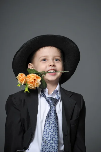 自分たちの手で花付きキャップを着て小さな男の子 — ストック写真
