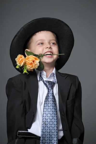 Küçük çocuk ellerinde çiçeklerle şapkası — Stok fotoğraf