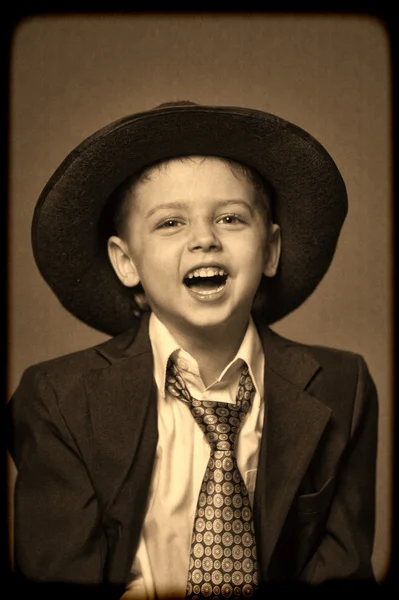 Kleine jongen en een hoed — Stockfoto