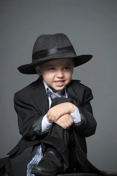 Kleiner Junge und ein Hut — Stockfoto