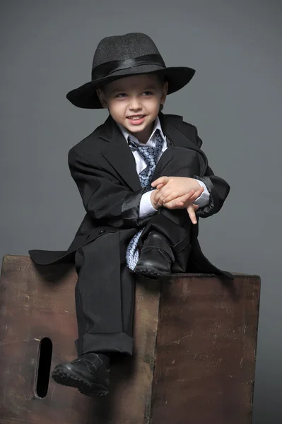 Mały chłopiec i kapelusz — Zdjęcie stockowe