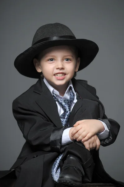 Маленький мальчик и шляпа — стоковое фото