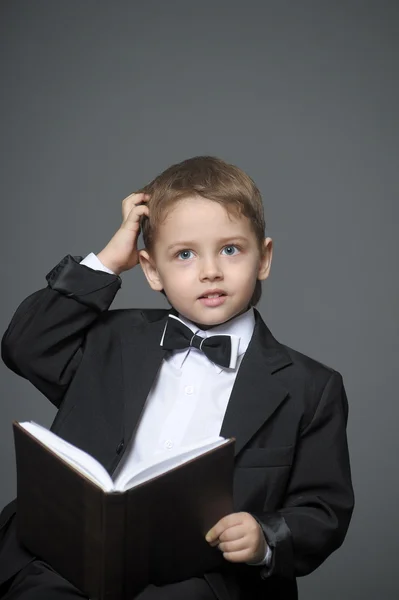 Αγόρι σε ένα κοστούμι με ένα βιβλίο — Φωτογραφία Αρχείου