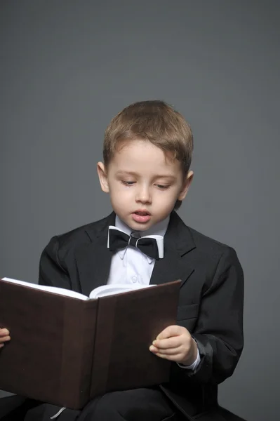 Αγόρι σε ένα κοστούμι με ένα βιβλίο — Φωτογραφία Αρχείου