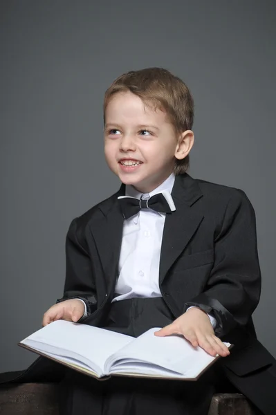 Junge im Anzug mit Buch — Stockfoto