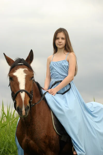 Piękna dziewczyna z konia na charakter — Zdjęcie stockowe