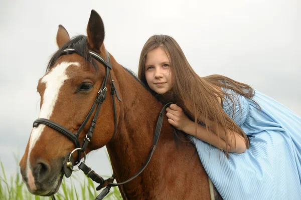 马在性质上的漂亮女孩 — 图库照片
