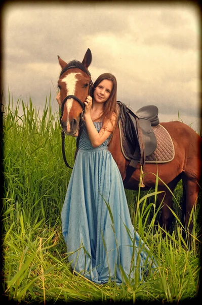 Piękna dziewczyna z konia na charakter — Zdjęcie stockowe