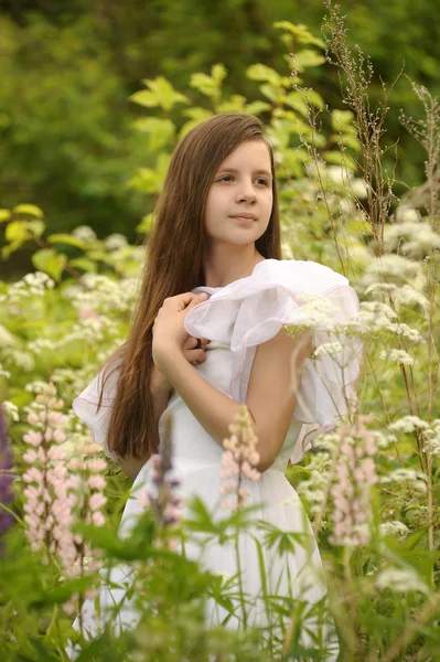 Flicka i en vit klänning i fältet — Stockfoto