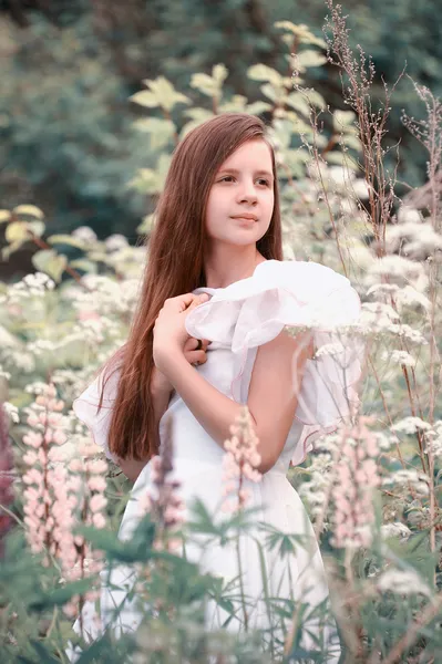 Menina em um vestido branco no campo — Fotografia de Stock
