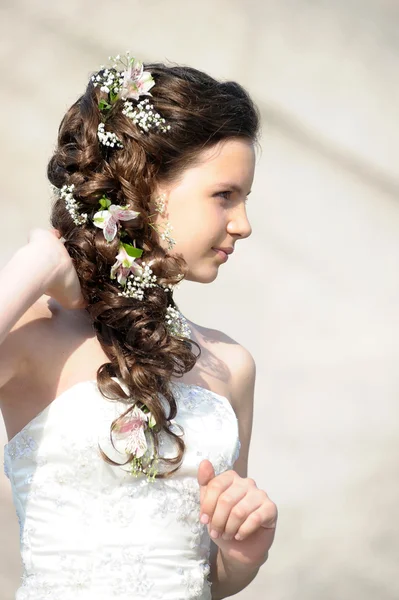 Mladá nevěsta s květinami ve vlasech — Stock fotografie