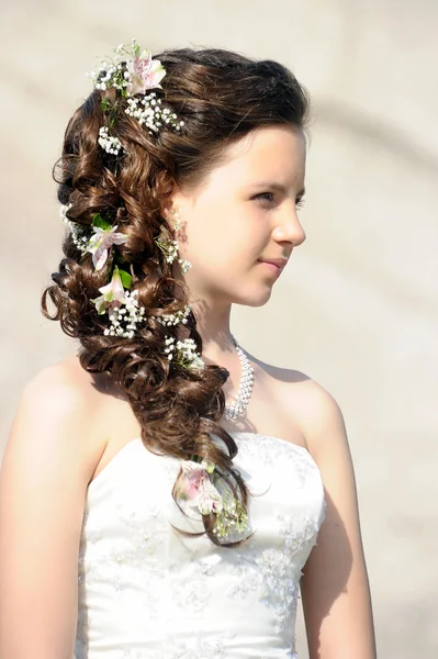 Mladá nevěsta s květinami ve vlasech — Stock fotografie