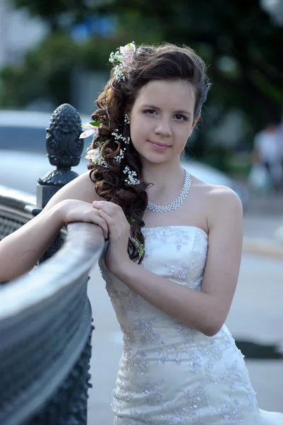 Молодая невеста с цветами в волосах — стоковое фото
