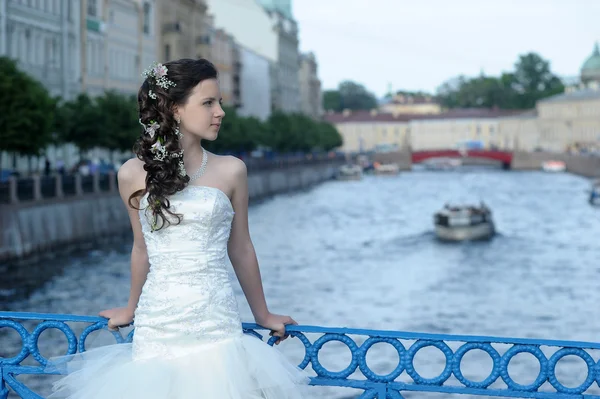 Молодая невеста с цветами в волосах — стоковое фото