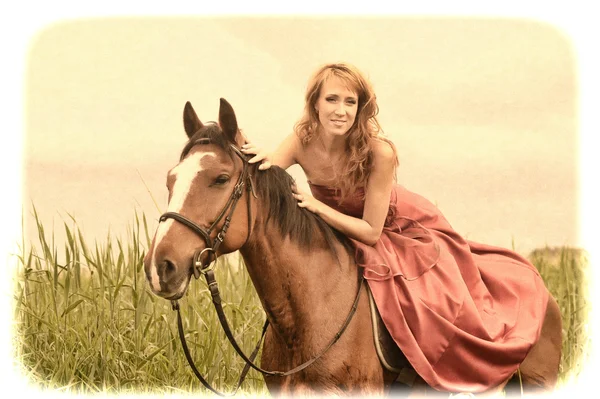 Žena v červených šatech na koni — Stock fotografie
