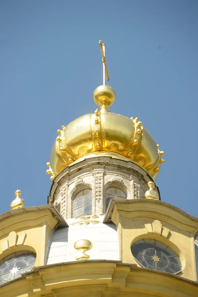 Petrus och Paulus-katedralen i petropavlovskaya fästningen i st petersburg, Ryssland — Stockfoto