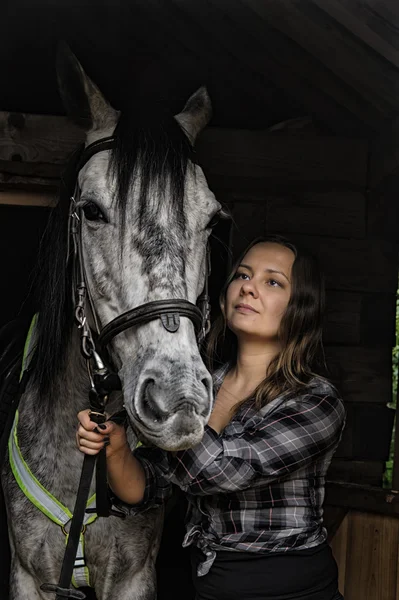 馬小屋の女の子 — ストック写真