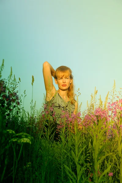 Kvinna i fältet med willow tea — Stockfoto