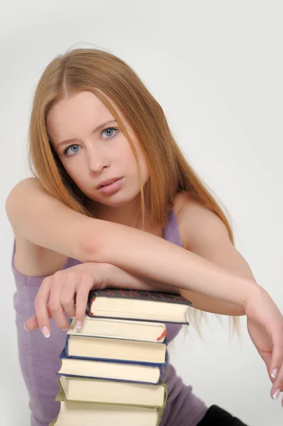 Молодая женщина с книгами — стоковое фото