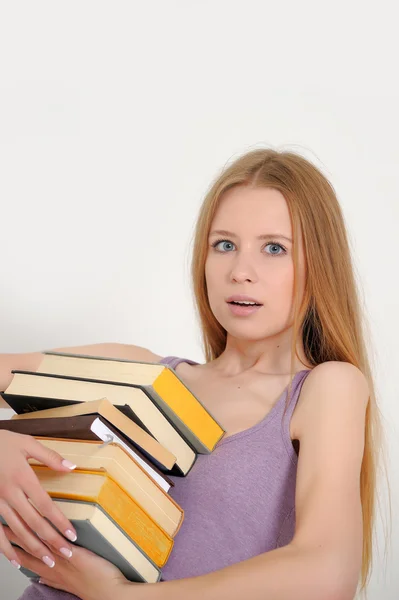 本を持つ若い女 — ストック写真