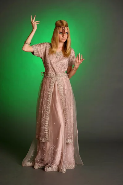 Κορίτσι στην Ανατολική φόρεμα — Φωτογραφία Αρχείου