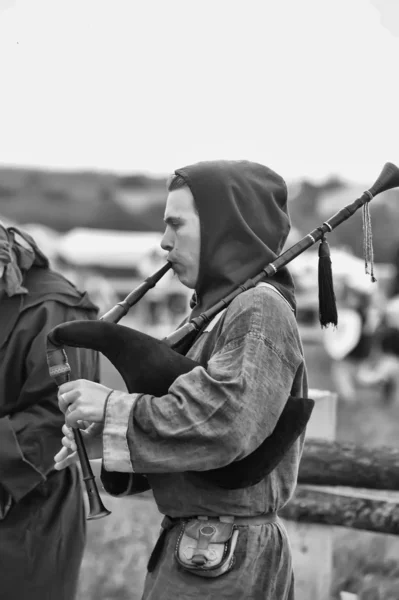 Neznámých hudebníků v středověké oblečení — Stock fotografie