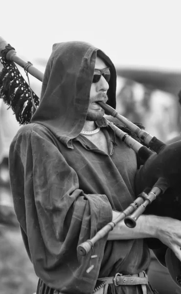 Neznámých hudebníků v středověké oblečení — Stock fotografie