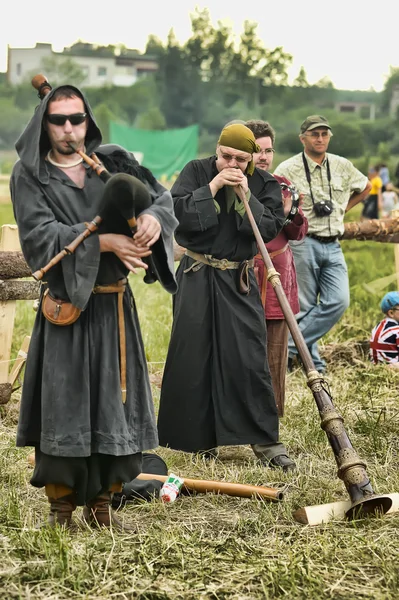 Uidentifiserte musikere i middelalderklær – stockfoto