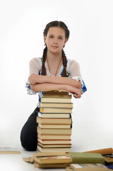 Linda joven hembra con una pila de libros —  Fotos de Stock