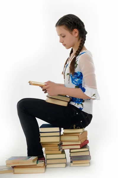 可爱的年轻女性与一堆书 — 图库照片