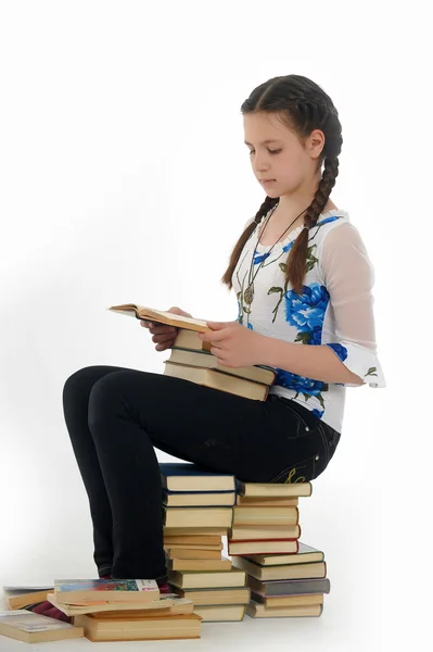 Симпатичная молодая женщина с пачкой книг — стоковое фото