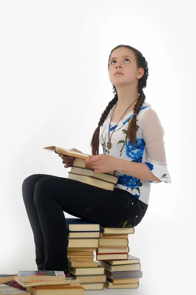 Sevimli genç kadın, bir kitap yığını — Stok fotoğraf