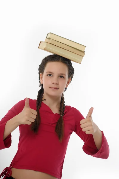 Dziewczyna z jej książki na głowie — Zdjęcie stockowe