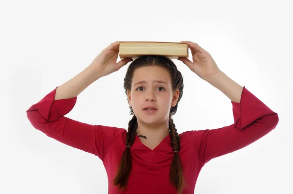 Flicka med hennes böcker på hennes huvud — Stockfoto