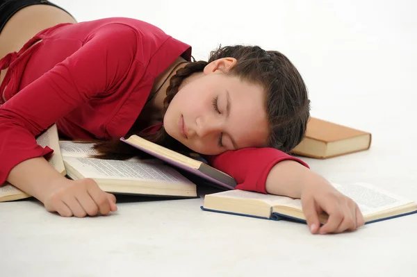 Студент заснул, готовясь к экзаменам — стоковое фото