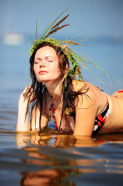Chica divirtiéndose en el agua — Foto de Stock